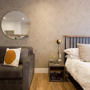 https://blue-oasis-studio-with-full-kitchen-and-bath-by-den-stays.hotels-in-montreal.org